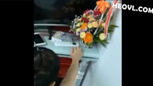 Không chịu đi tắm vì dam dang quá cần địt luôn !