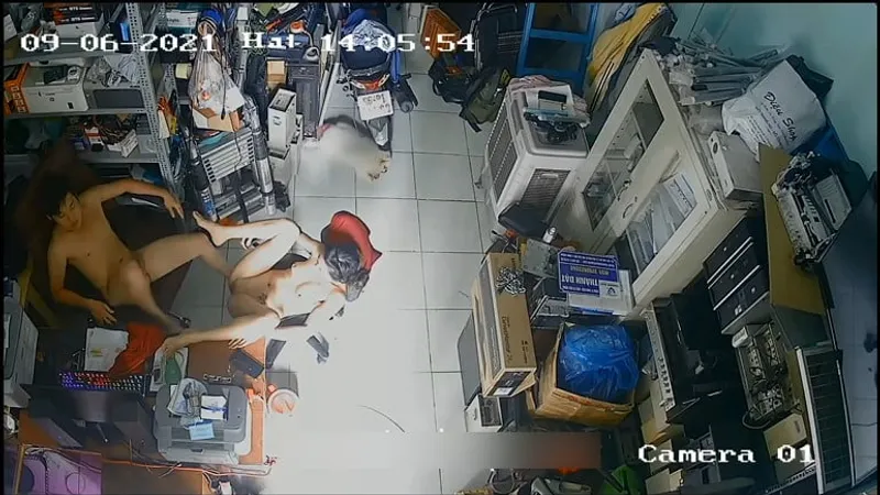 Cô vợ chồng yêu xoạc nhau trong của hàng máy tính